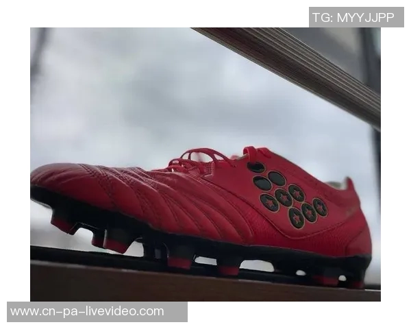 探索足球球鞋的魅力与设计风格，尽享运动激情与时尚潮流的完美结合